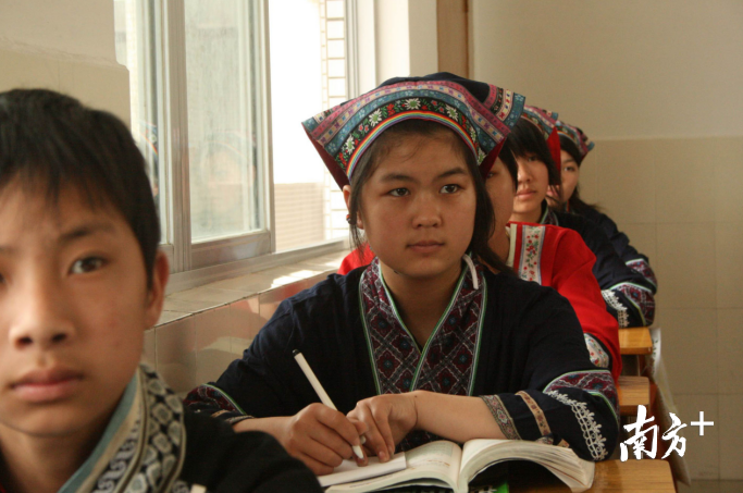 华南师范大学外国语言文化学院与连州市教育局联合开展“乡村外语教育精准帮扶项目”,连州的外语教学将迎来质的腾飞,广大学子受益。记者黄津 摄 华南师范大学外国语言文化学院与连州市教育局联合开展“乡村外语教育精准帮扶项目”,连州的外语教学将迎来质的腾飞,广大学子受益。记者黄津 摄