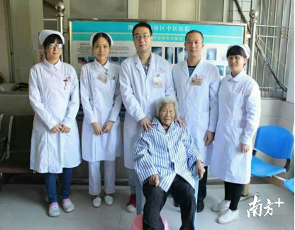 图为2016年,梅州百岁老人在湘桥中医院做手术后与医护人员合影。 图为2016年,梅州百岁老人在湘桥中医院做手术后与医护人员合影。