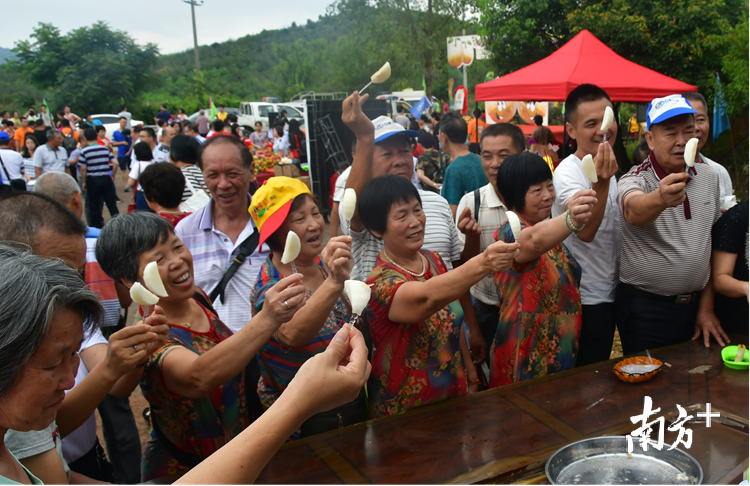 游客们在果场大快朵颐。黄津 摄