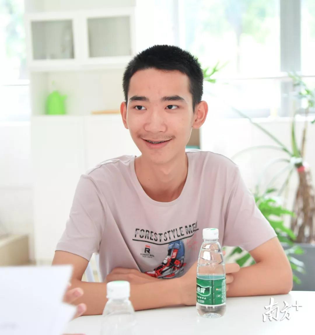 张仕炫，高考理科682分，被清华录取，就读电子信息类专业。