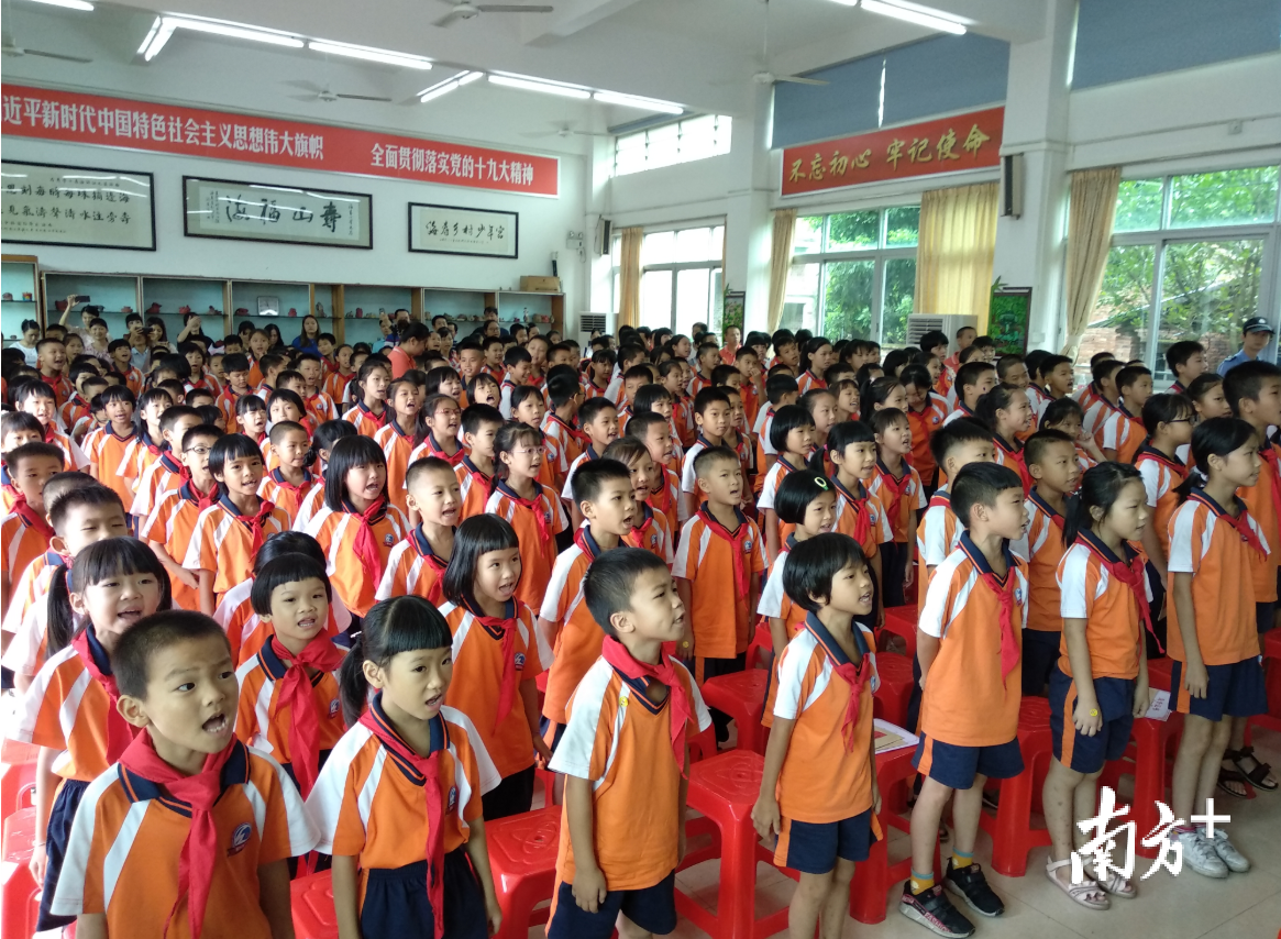 海寿小学学生们在散学典礼上唱校歌。黄逸豪 摄