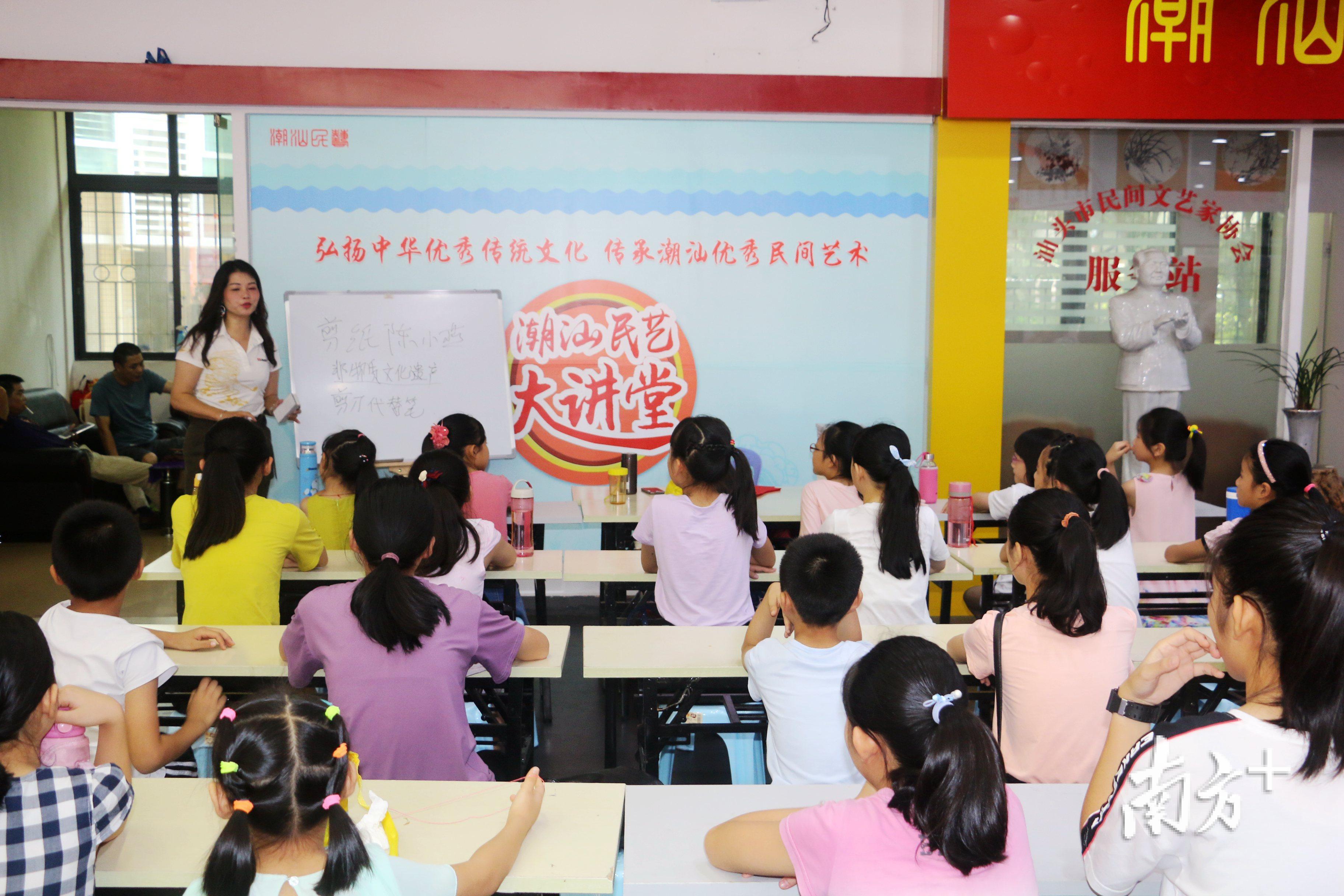 聚精会神听课的小学员。