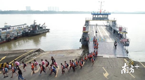 海寿小学学生每日坐轮渡上下学。