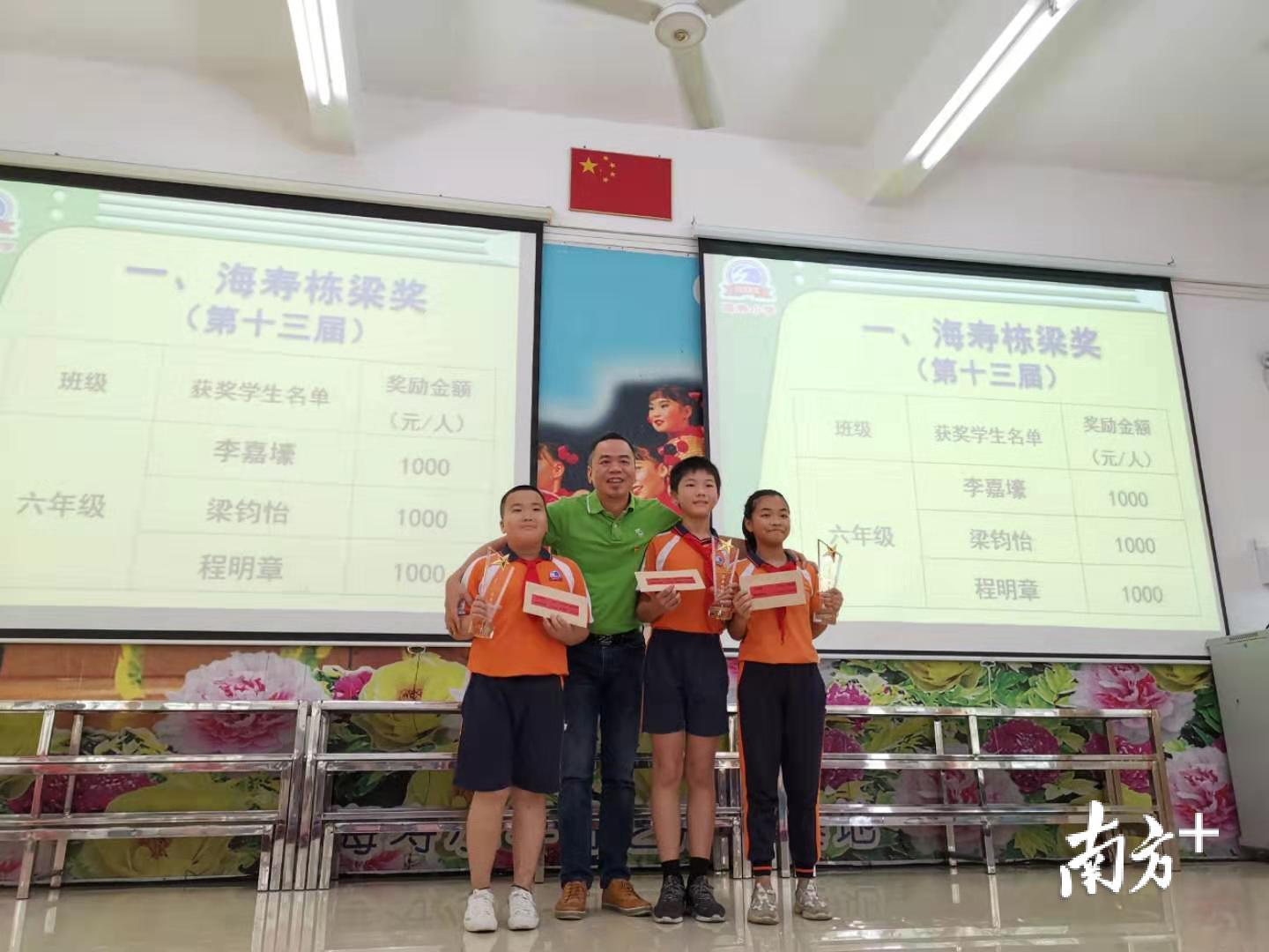 广东柯内特环境科技限公司总经理朱斌为优秀学生颁发奖学金。