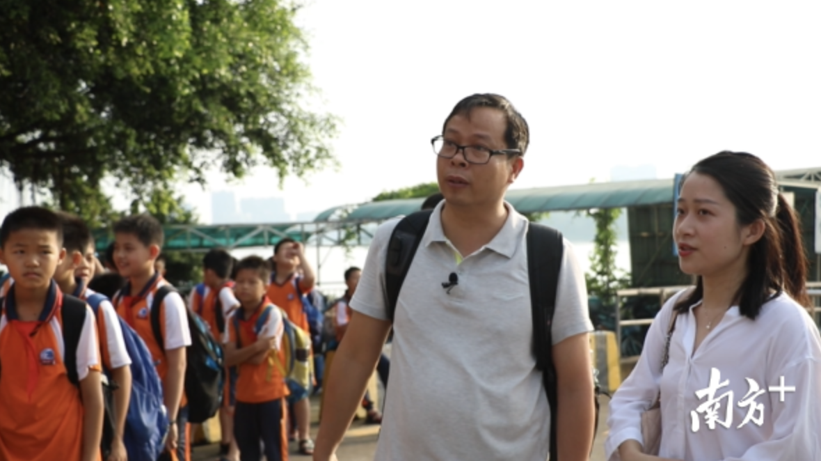 早晨7点,张永辉背着双肩包,穿着运动鞋,早早来到海寿码头等候学生。 早晨7点,张永辉背着双肩包,穿着运动鞋,早早来到海寿码头等候学生。