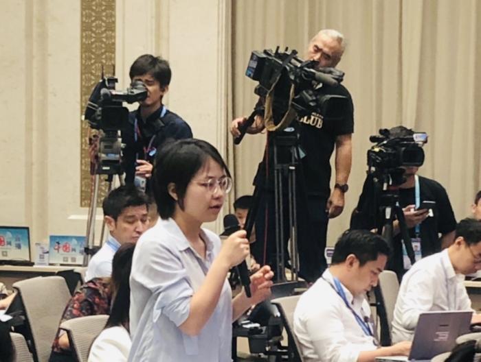 21世纪经济报道记者现场提问