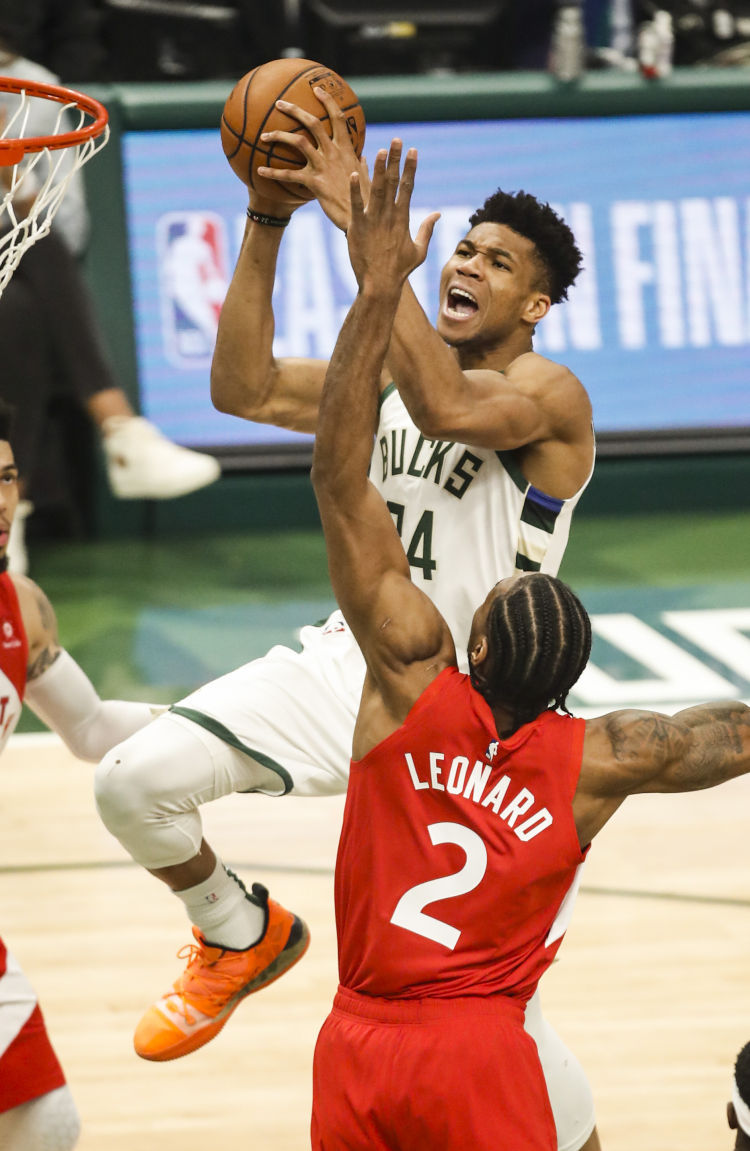 雄鹿队球员安特托昆博(上)在比赛中上篮.新华社发(乔尔·莱纳摄)