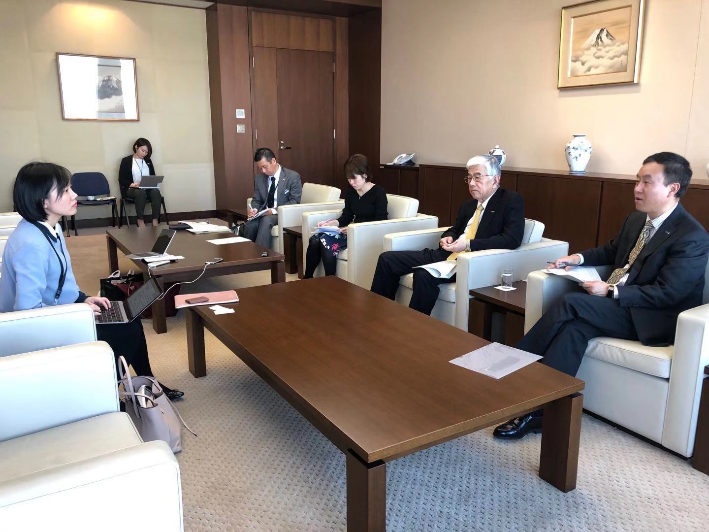 东丽集团社长日觉昭广接受记者采访