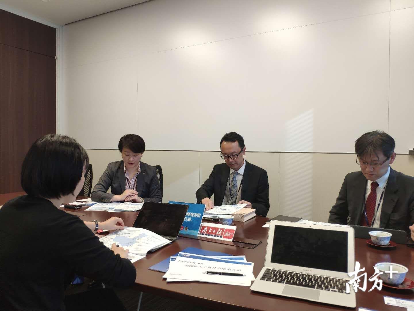 瑞穗银行产业调查部调查役吉田笃弘、中国业务促进部调查役王旻、中国业务促进部次长林孝嘉接受记者采访。