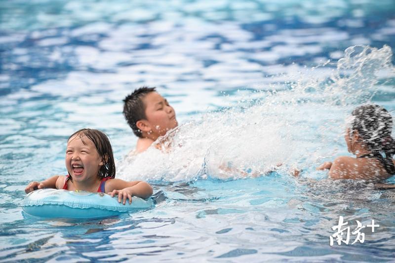 小孩在泳池中欢乐嬉笑.曾亮超 摄