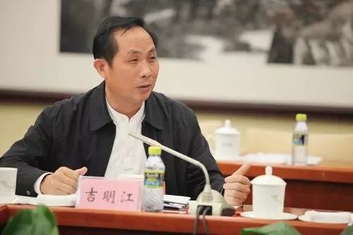 记者注意到, 吉明江于2009年至2017年先后任东方市市长,市委书记.