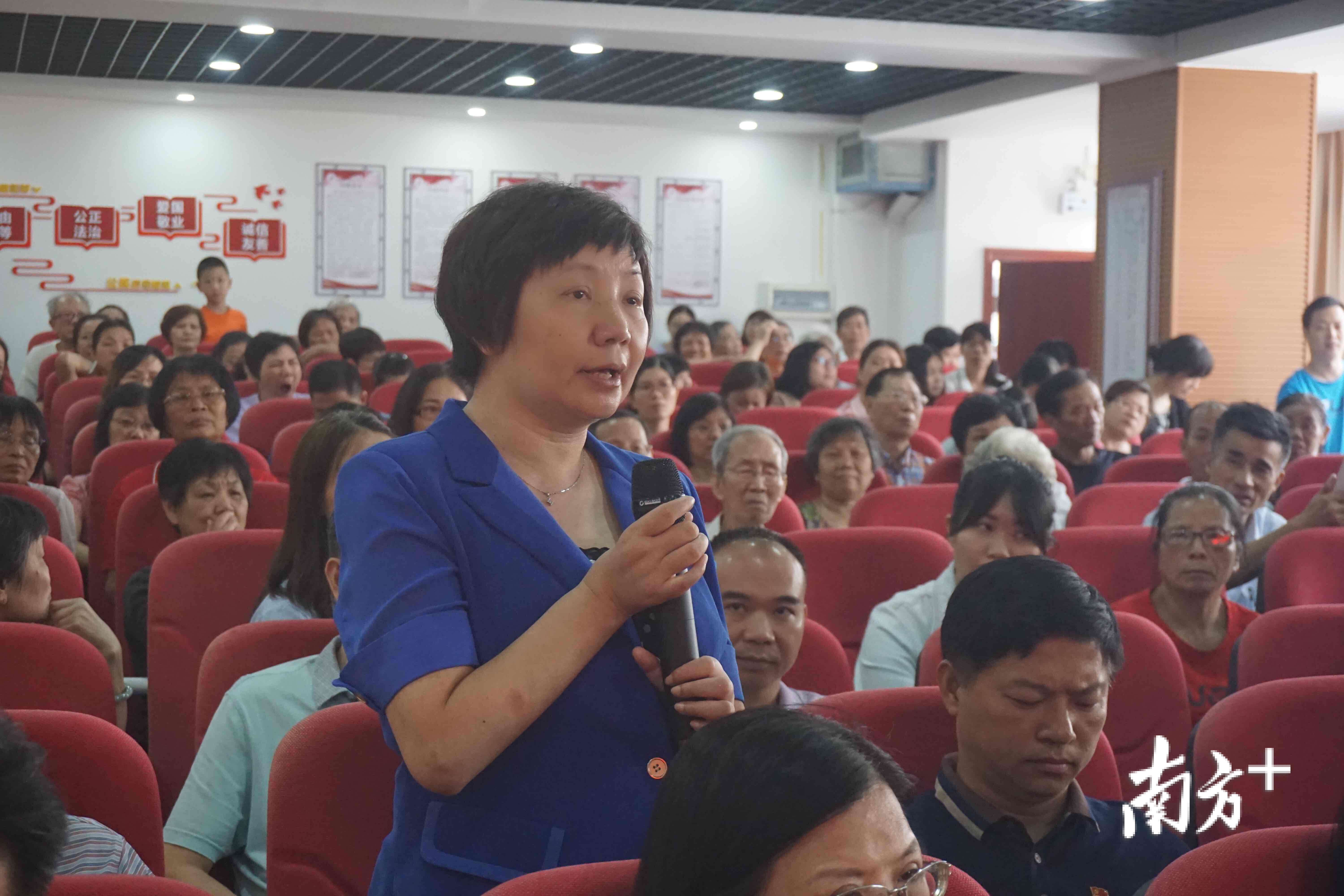 蓬江区江华小区业主艾丽分享旧楼加装电梯的成功经验。郑琦 摄