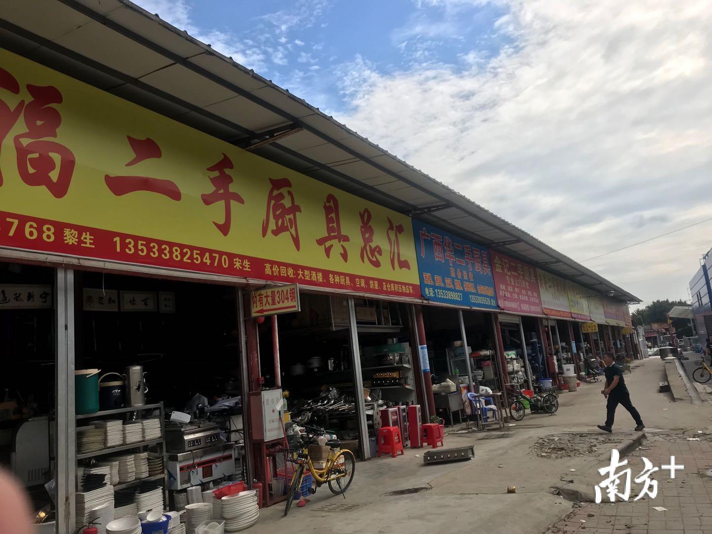 2018年7月,记者调查时见到的大型违建群。 2018年7月,记者调查时见到的大型违建群。