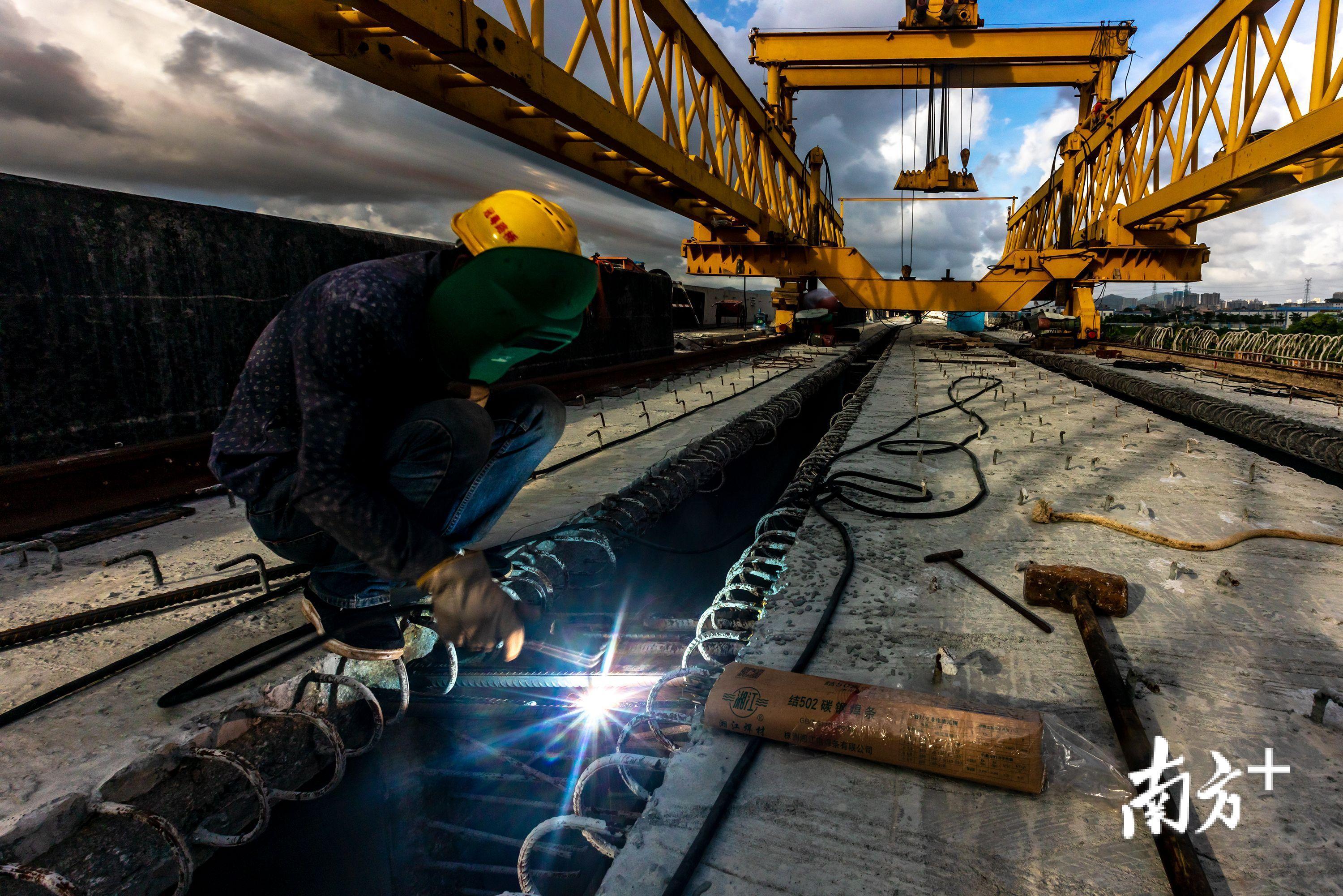 南方拍客|夏日炎炎,拍客记录高温模式下坚守工作的路桥工人_南方plus_