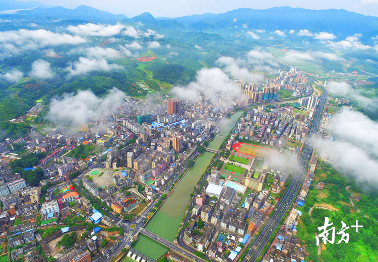 连山县域内负氧离子浓度平均值在2000个/cm³以上,荣获“中国天然氧吧”称号可谓实至名归。梁素雅 摄 连山县域内负氧离子浓度平均值在2000个/cm³以上,荣获“中国天然氧吧”称号可谓实至名归。梁素雅 摄