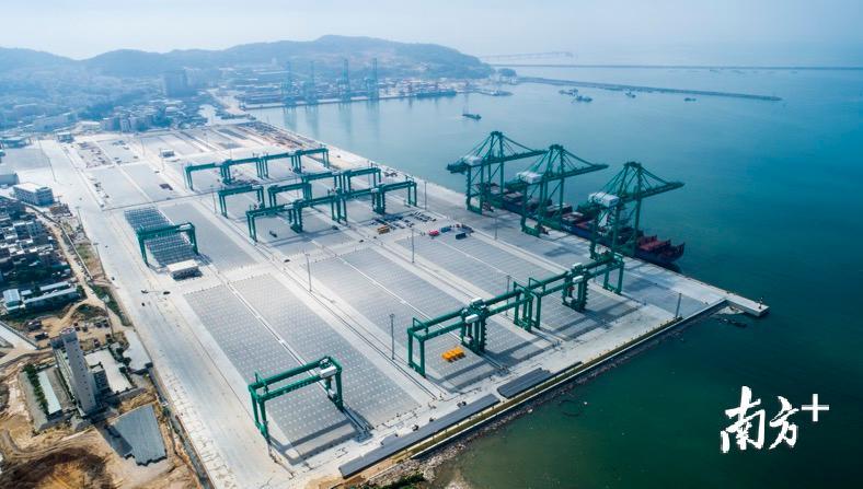 广澳港区二期工程10万吨级集装箱码头。黄秩城 摄