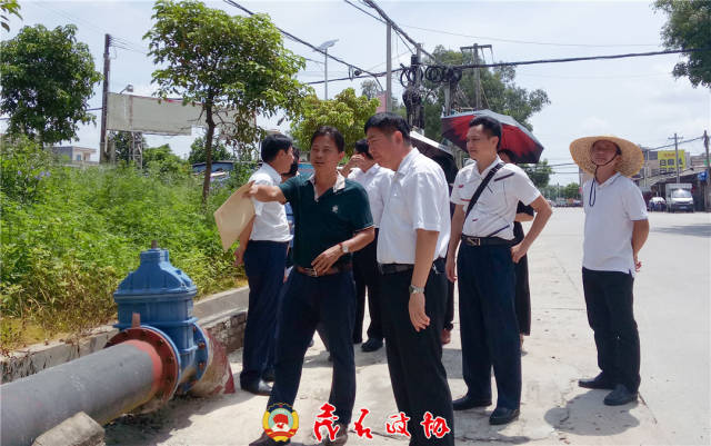 市政协副主席周天(中)实地了解茂名大道排河出入口路面维修改造问题。 市政协副主席周天(中)实地了解茂名大道排河出入口路面维修改造问题。