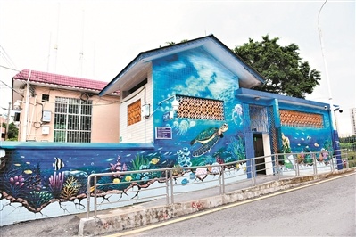 位于芳信桥头的公厕外墙绘画出五彩斑斓的海底世界。广州日报全媒体记者苏韵桦、李波摄