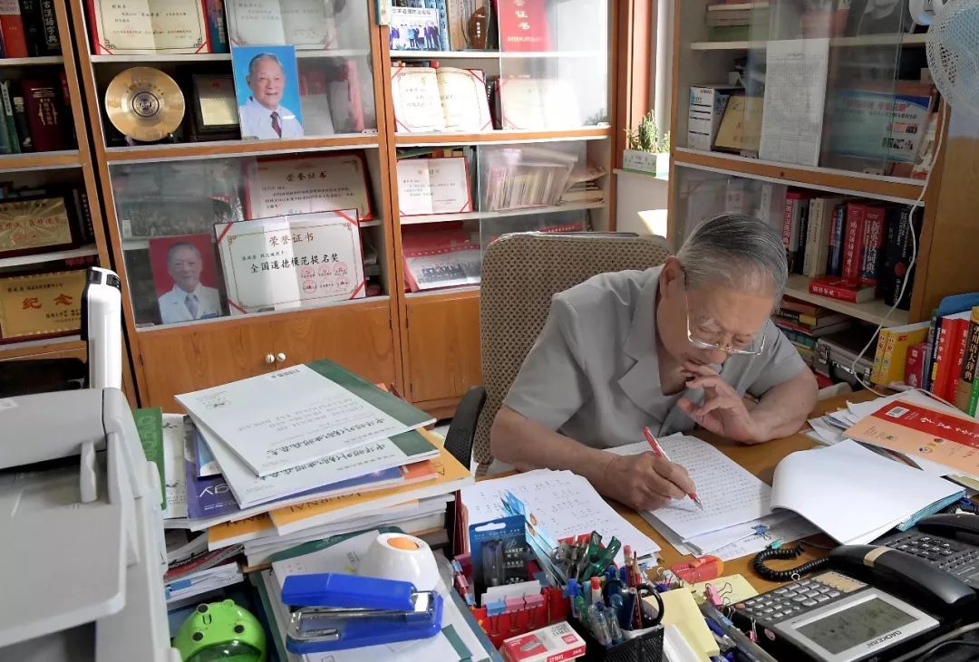 会毫不犹豫地回答:工作99岁的张效房最幸福的事情是什么?