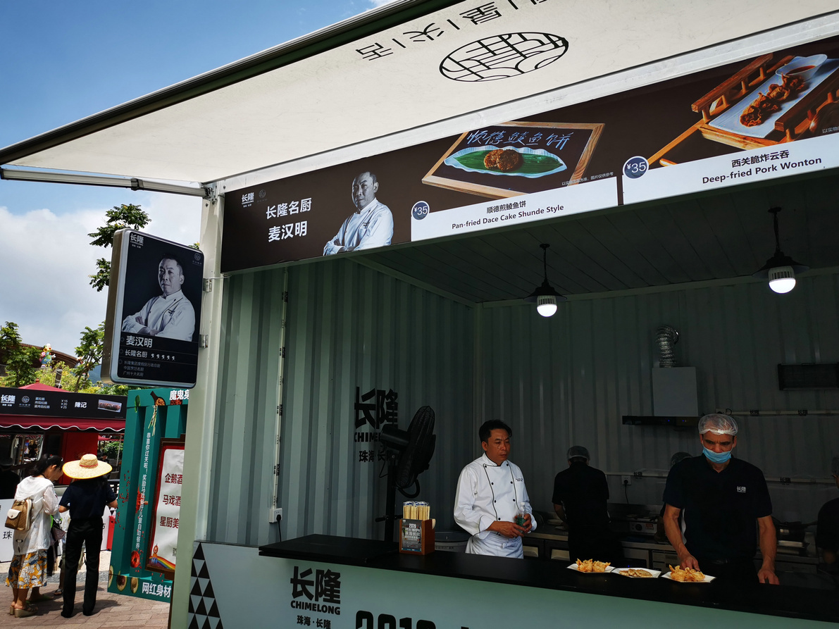 “东道主”星厨麦汉明在准备食材。 “东道主”星厨麦汉明在准备食材。