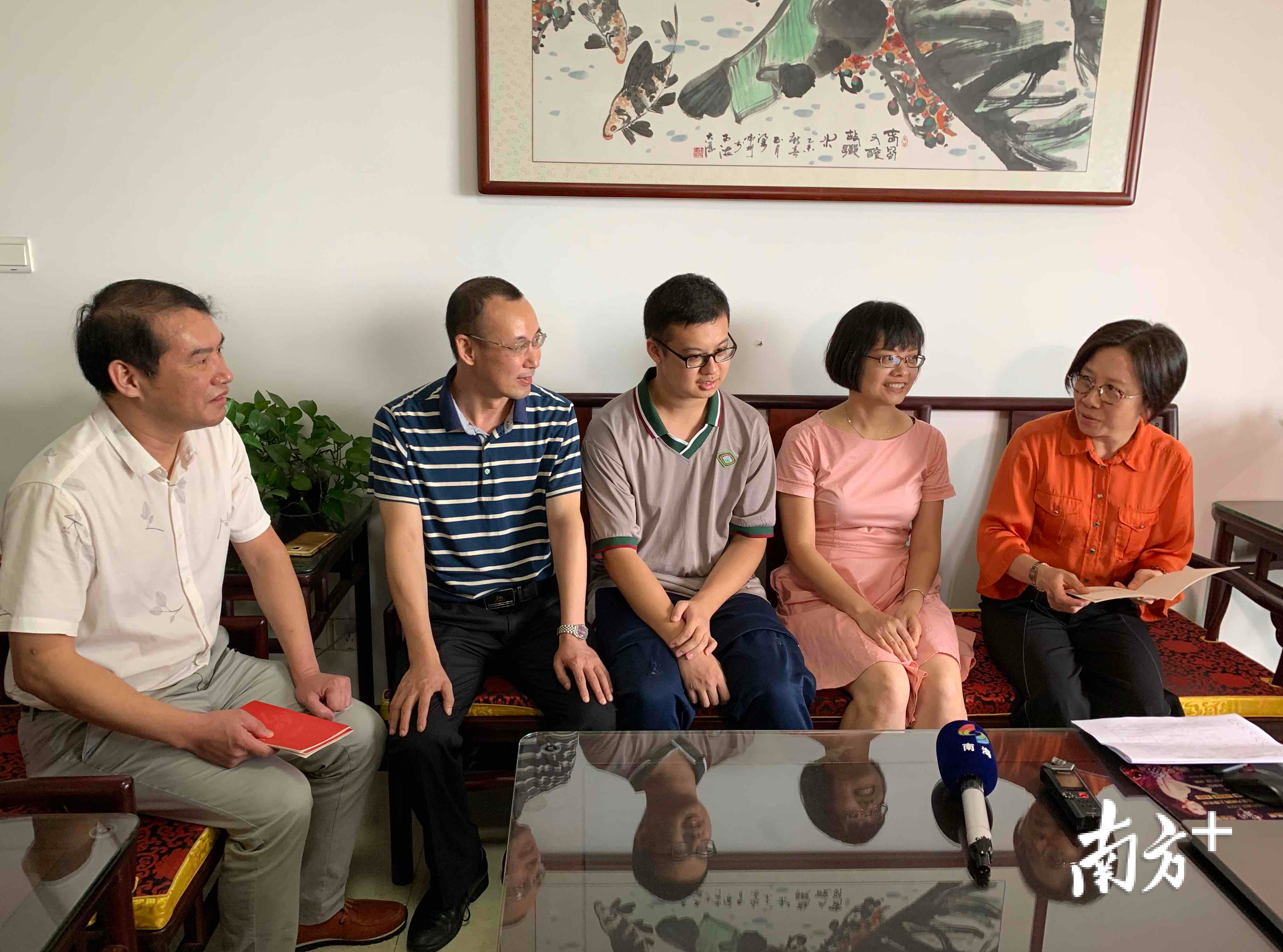 南海区副区长率队家访汤建浩家庭。李欣 摄