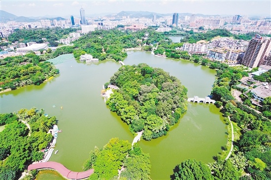 如今的东湖公园，已经成为了江门的地标之一。