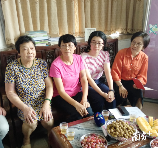 李芊谊（右二）正在接受家访