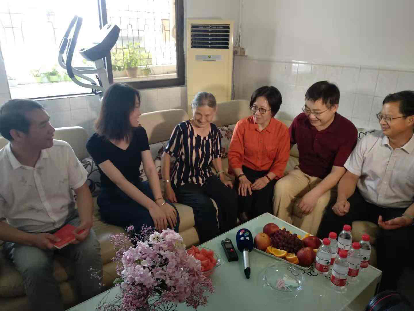 南海区副区长冼富兰带队家访刘淇家庭。黄逸豪 摄