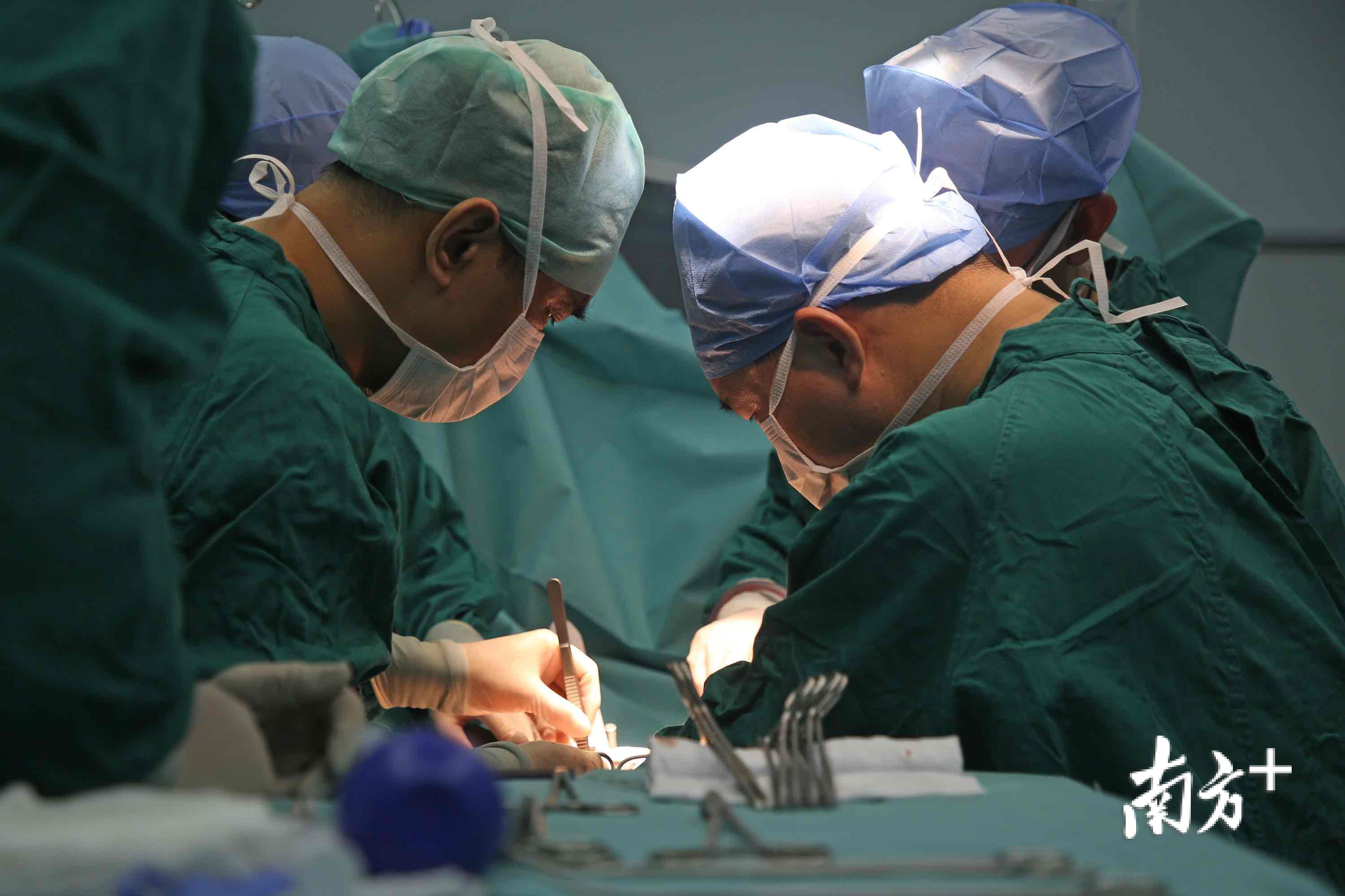 何裕隆教授团队在手术 何裕隆教授团队在手术