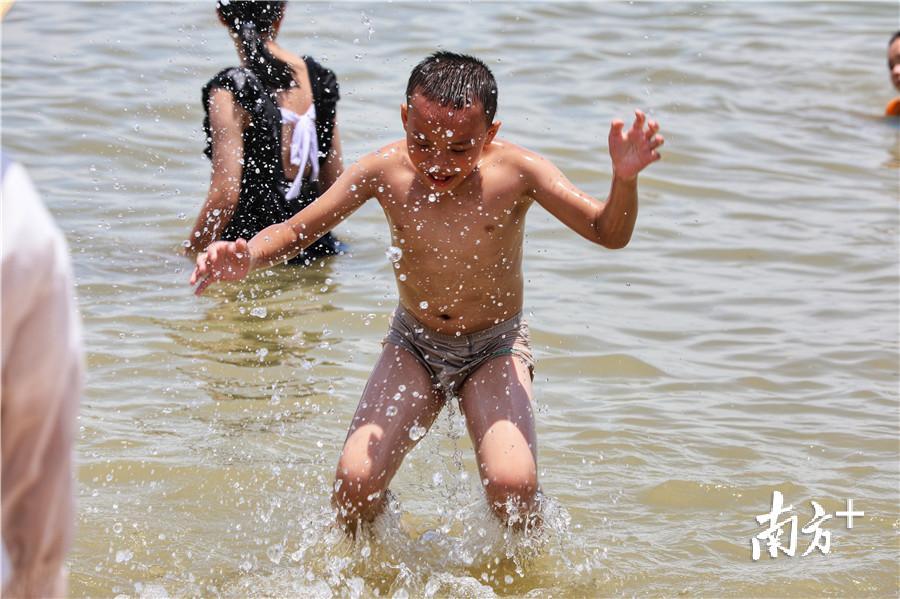 在村前小河裸泳的孩子图片