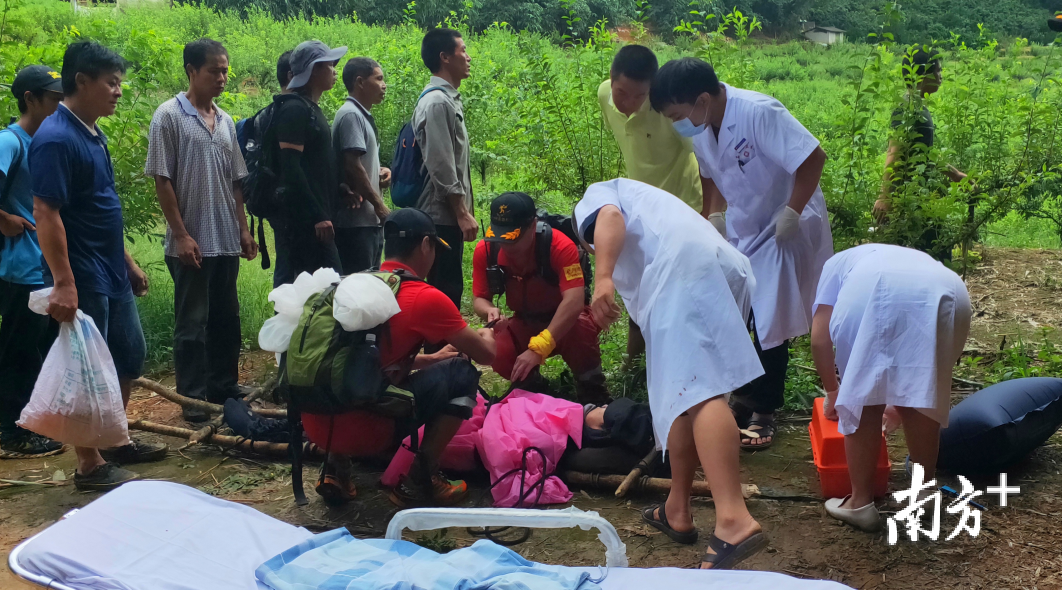 救援队与医护人员对受伤驴友进行救治。 救援队与医护人员对受伤驴友进行救治。