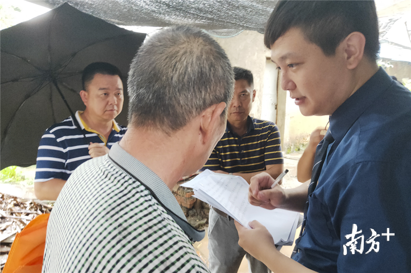 6月25日,在东莞市清溪镇重河村,经过法官和律师的不懈努力,一宗相邻权纠纷得到妥善化解,困扰两家邻居心中多年的“疙瘩”也随之解开了。 6月25日,在东莞市清溪镇重河村,经过法官和律师的不懈努力,一宗相邻权纠纷得到妥善化解,困扰两家邻居心中多年的“疙瘩”也随之解开了。
