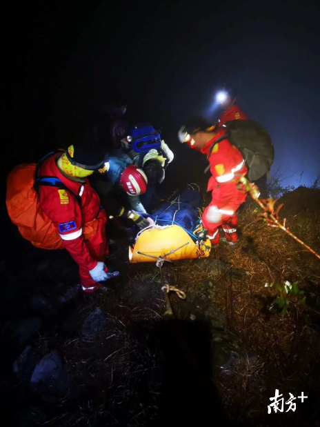 救援队夜间上山搜索。 救援队夜间上山搜索。