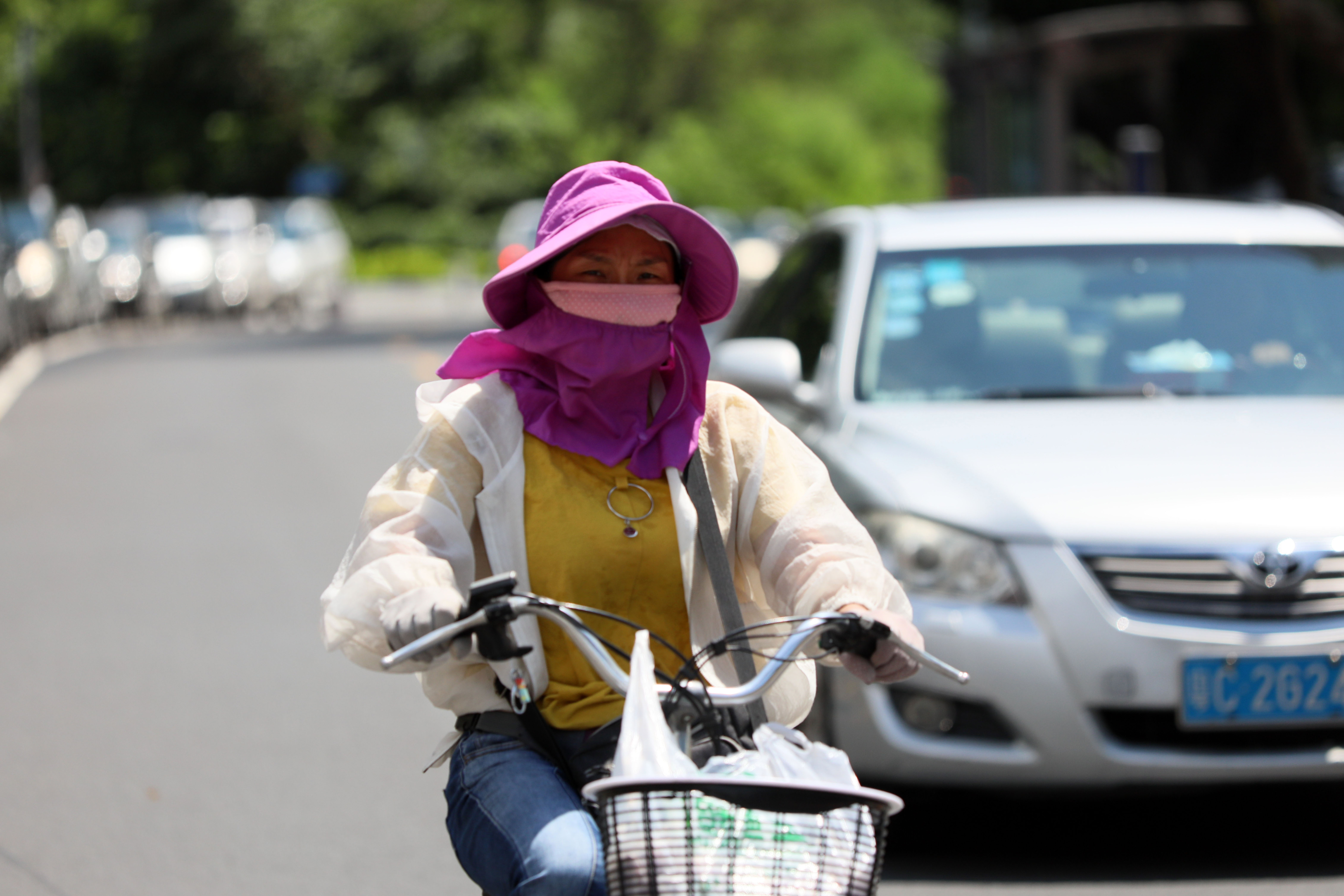 今日上午9时许,珠海市香洲区艳阳高照,市民纷纷戴上太阳帽,打上遮阳伞