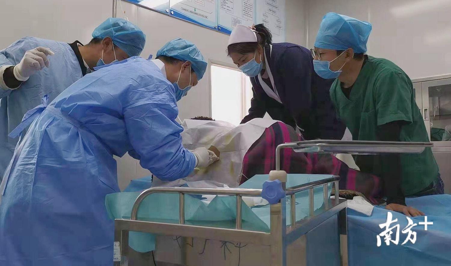 刘付宁医生进行麻醉。 刘付宁医生进行麻醉。