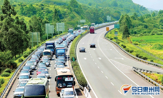 节假日深汕高速往汕头方向车辆容易排成长龙(资料图片)。 节假日深汕高速往汕头方向车辆容易排成长龙(资料图片)。