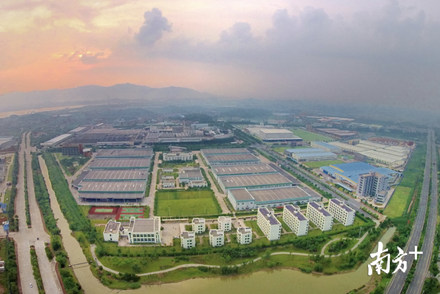 中国(三水)国际水都饮料食品基地位于西南街道五顶岗村,毗邻西江。 中国(三水)国际水都饮料食品基地位于西南街道五顶岗村,毗邻西江。