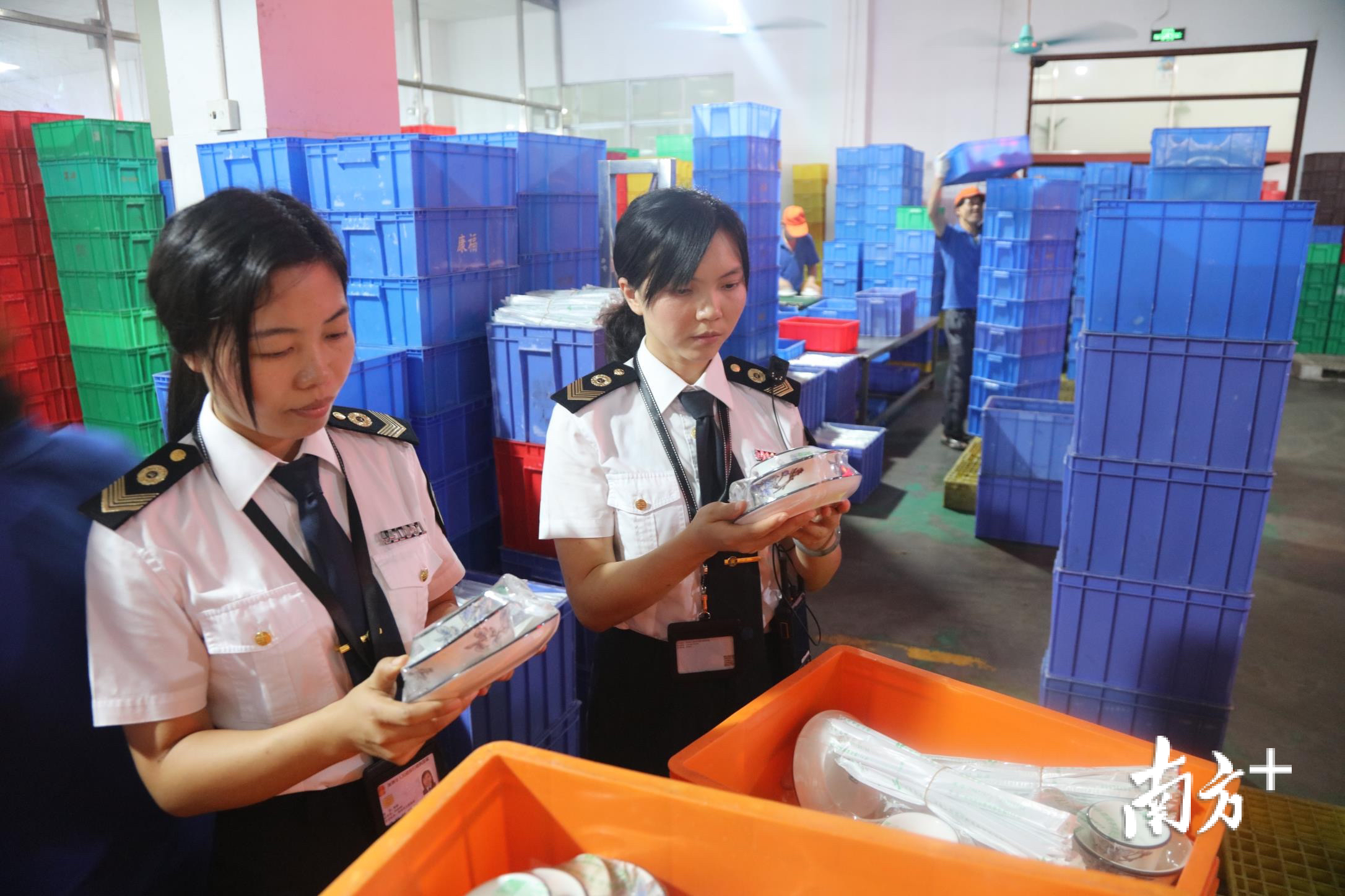 深圳卫生监督执法人员抽检消毒餐饮具