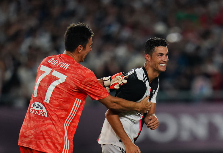 7月24日,尤文图斯队守门员布冯(左)和球员克里斯蒂亚诺·罗纳尔多在比赛后庆祝。新华社记者李响摄 7月24日,尤文图斯队守门员布冯(左)和球员克里斯蒂亚诺·罗纳尔多在比赛后庆祝。新华社记者李响摄