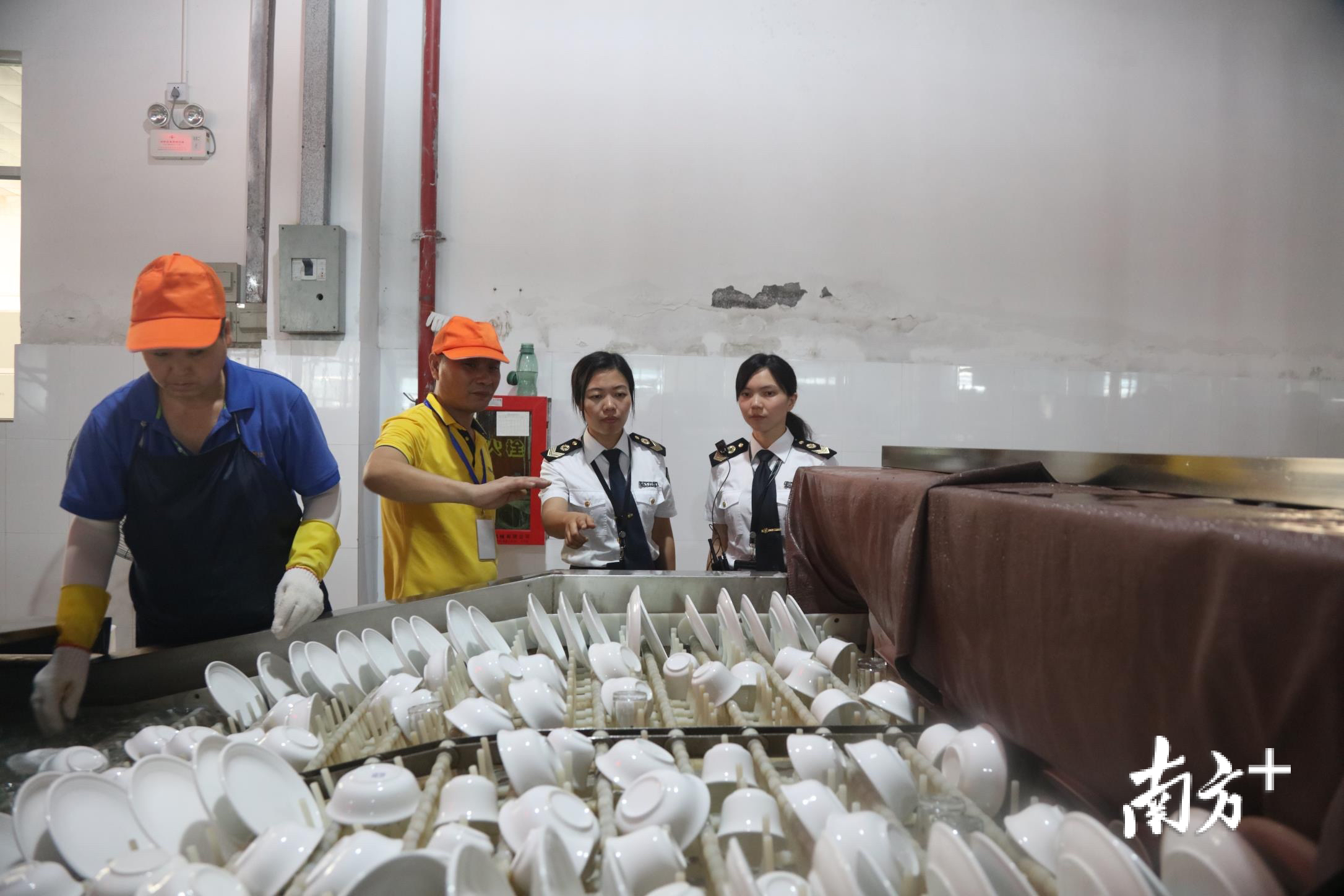 深圳卫生监督执法人员抽检消毒餐饮具