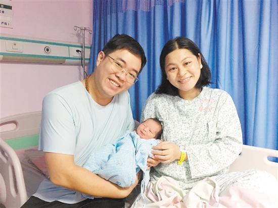 一家三口幸福合影。 一家三口幸福合影。