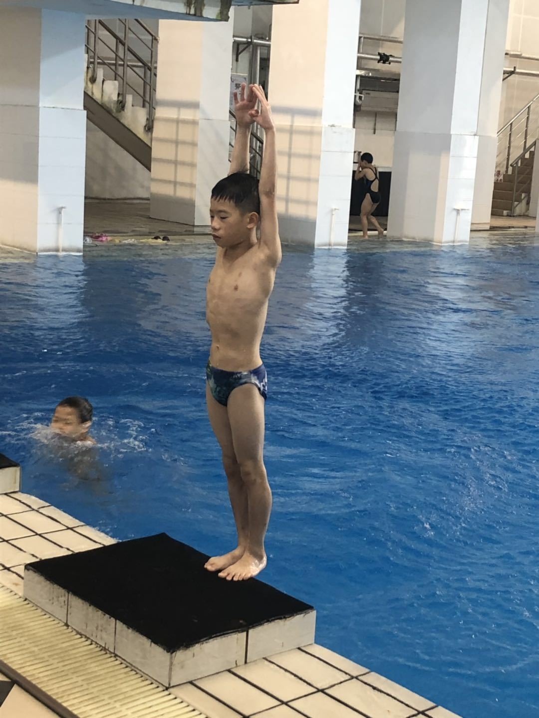 东莞跳水小将正在练习跳水。（张晓敏摄）