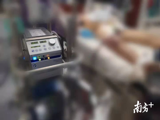 医护团队抢救患者。