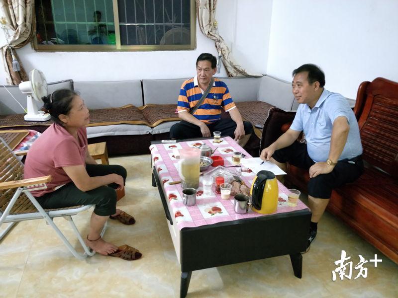 仁化县医疗保障局开展“一线双联”夜访民情
