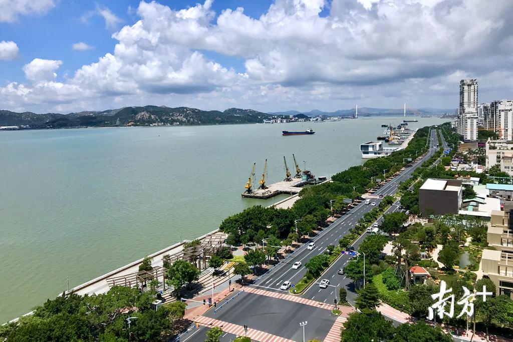 汕头提出,到2035年,建成省域副中心城市,现代化沿海经济带重要发展极.