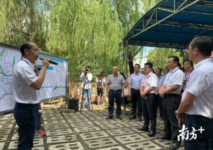 人大代表走进大沥水头涌开展视察。李欣 摄
