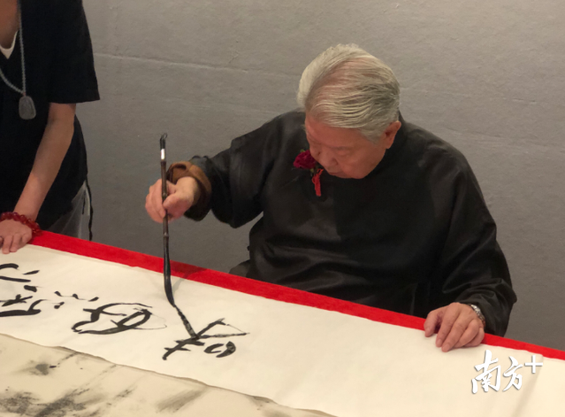 蔡澜正在现场挥毫。蒋晓敏 摄 蔡澜正在现场挥毫。蒋晓敏 摄