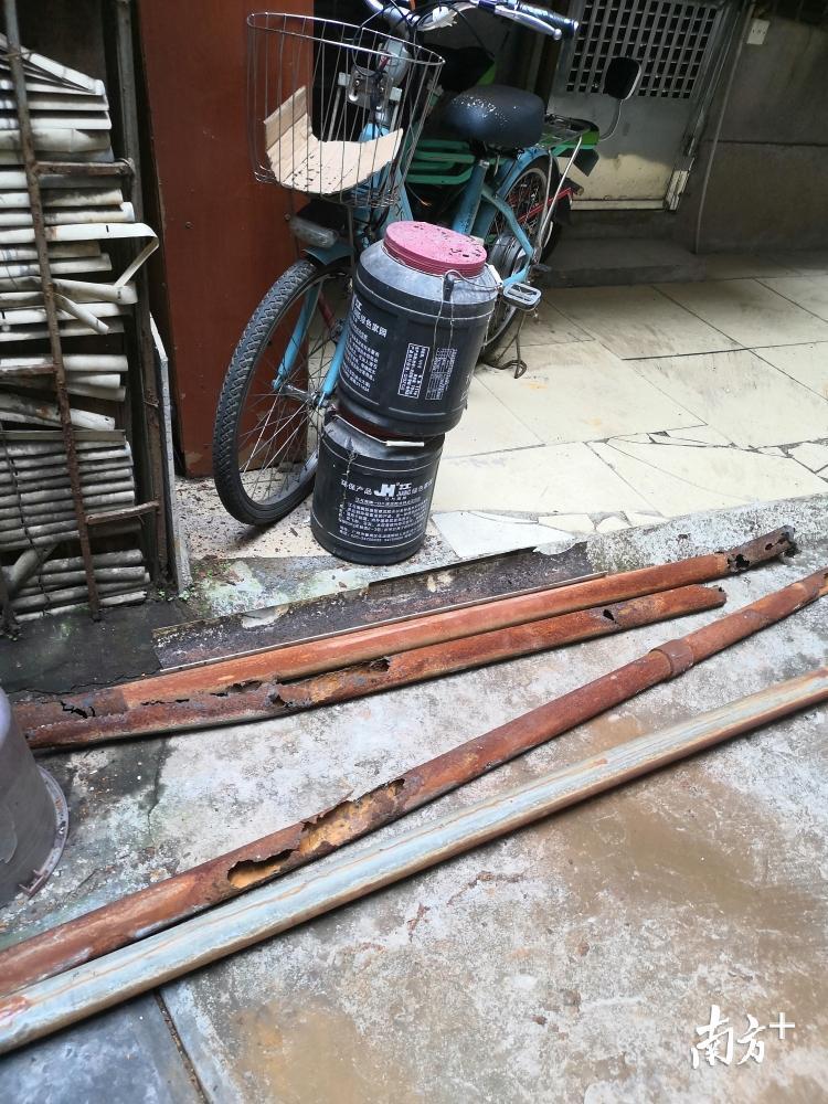 图二 从外墙坠落的水管 图二 从外墙坠落的水管