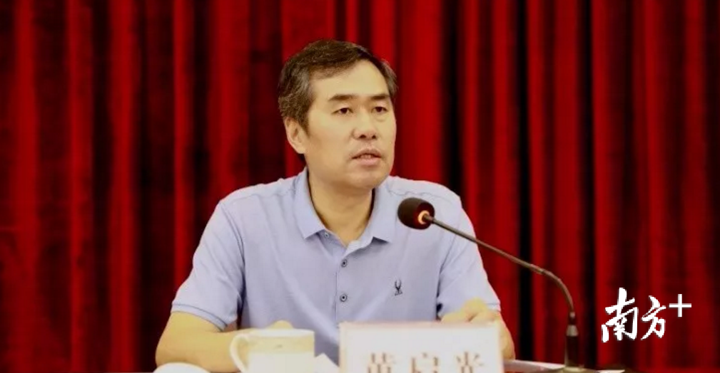 洪梅镇副镇长杜汉雄通报了洪梅镇近期农村人居环境整治工作情况,并