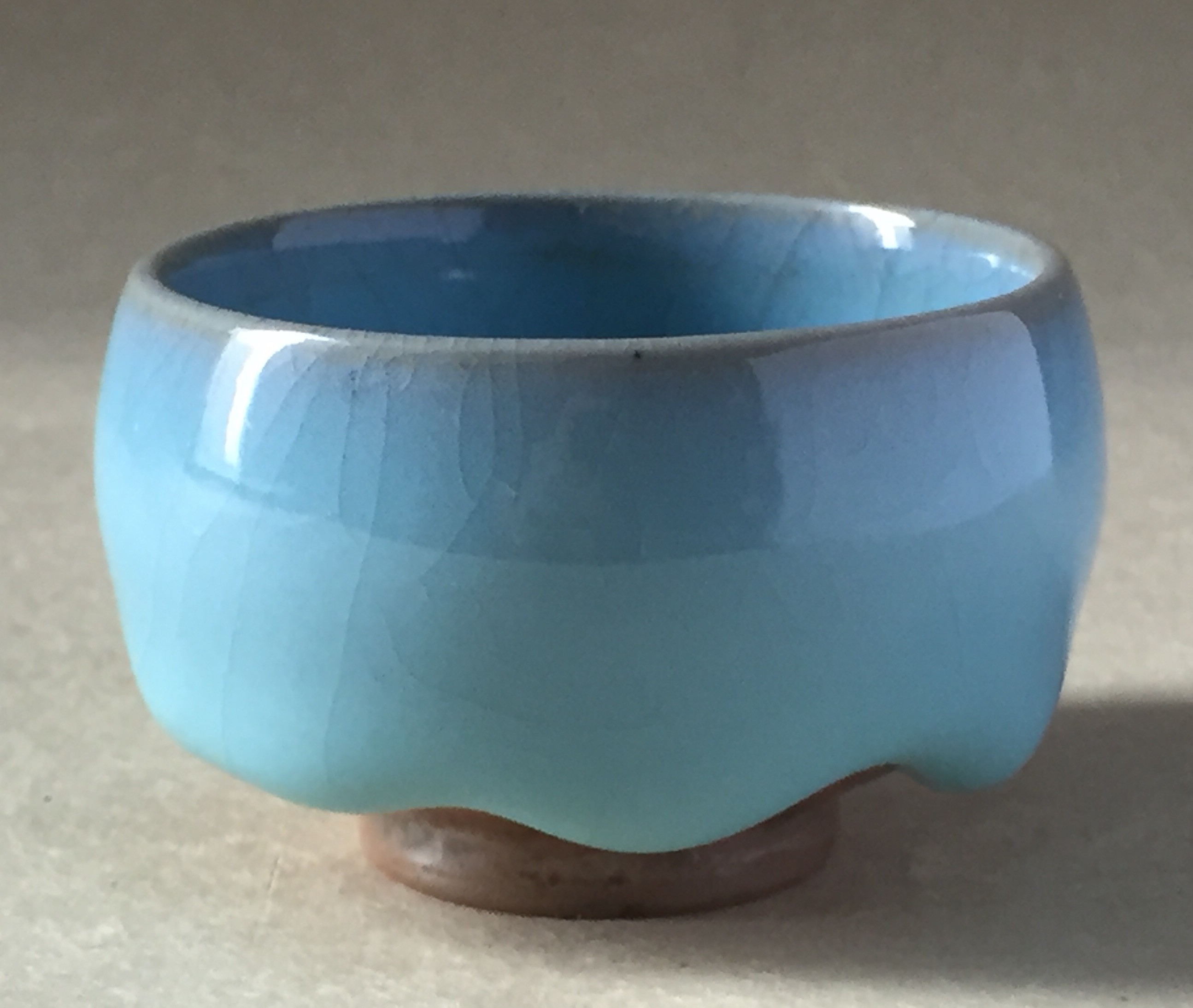 钧蓝釉茶杯。